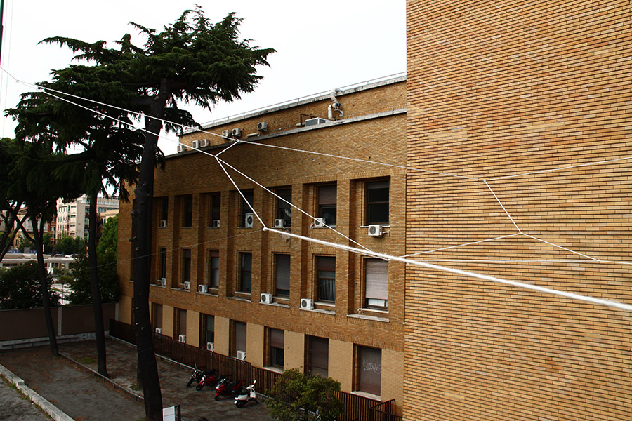 Avanguardie Urbane Moneyless Derazionalizzare Piacentini Un Installazione Site Specific Dell Artista Di Lucca Per Mettere In Crisi Il Razionalismo Del Grande Architetto Autore Dell Imponente Portale Di Ingresso Dell Universita La Sapienza Di Roma